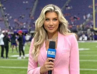 NFL reporter Melanie Collins stuns fans with offseason beach snap