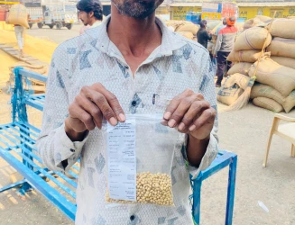 आष्टा कृषि उपज मंडी में सोयाबीन की नई किस्म जेएस-2025 की ऊँची बोली ने छेड़ी चर्चा, किसानों के हितों पर फिर उठे सवाल।