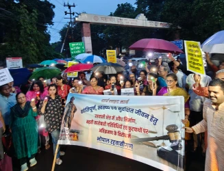 टॉर्च की रोशनी से गूंजा संदेश—‘अवैध निर्माण हटाओ, आवासीय क्षेत्र बचाओ’