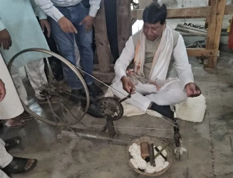 हथकरघा दिवस पर बुनकरों के बीच पहुंचे विधायक, चलाया चरखा गोपालसिंह इंजीनियर ने खरीदे स्वदेशी वस्त्र, ‘वोकल फॉर लोकल’ को बढ़ावा देने का किया आह्वान