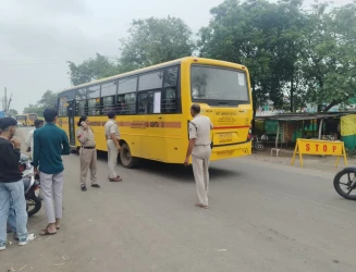 कांवड़ यात्रा के दौरान यातायात व्यवस्था संभालती नजर आई पुलिस