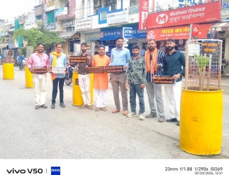 आष्टा के युवाओं ने की एक नई पहल बीच सड़क पर लगाए पौधे पर्यावरण  बचाओ का दिया संदेश तो याता यात के नियमो के लिए भी निभाई जिम्मेदारी ।