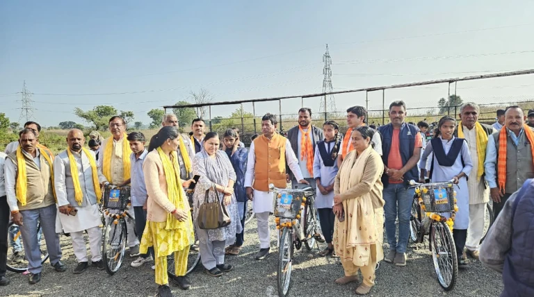 सायकल मिलने से बेटियों को अपने सपने साकार करने में एक नई रफ्तार मिली है-गोपालसिंह इंजीनियर