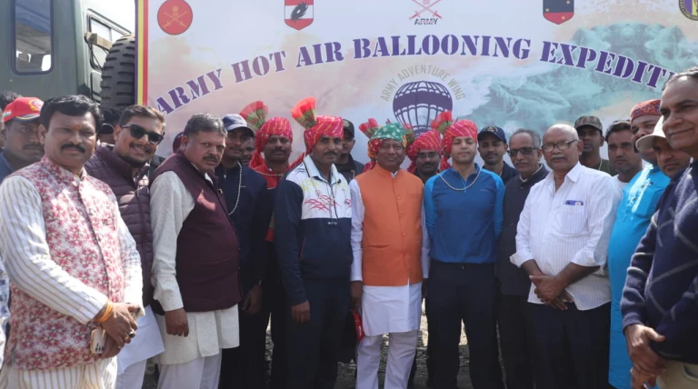 भारतीय सेना का हॉट एयर बैलून आष्टा पहुचा,डाबरी के एक खेत मे उतरा, बैलून देखने सैकड़ो नागरिको की भीड़ हुई जमा