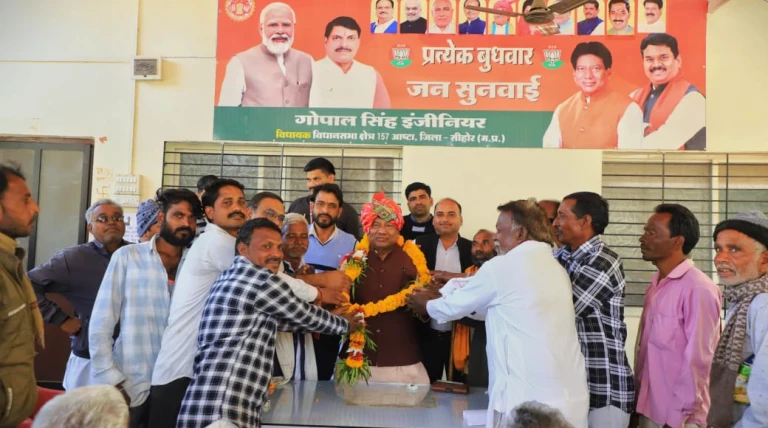 जनसुनवाई में आये  नागरिको की विधायक ने सुनी समस्याए