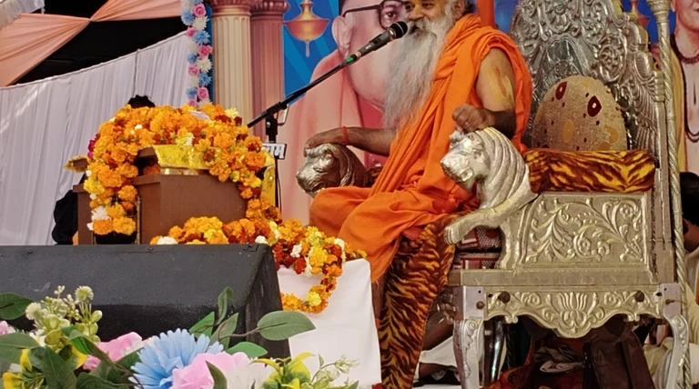 मानस सम्मेलन के चतुर्थ दिवस पर परम पूज्य संत कदमगिरि पीठाधीश्वर जगद्गुरु रामस्वरूपाचार्य जी महाराज व्यास पीठ पर पधारे, तत्पश्चात मंत्रों उपचार के साथ समिति सदस्यों एवं जनप्रतिनिधियों ने पादुका पूजा सम्पन्न किया गया।