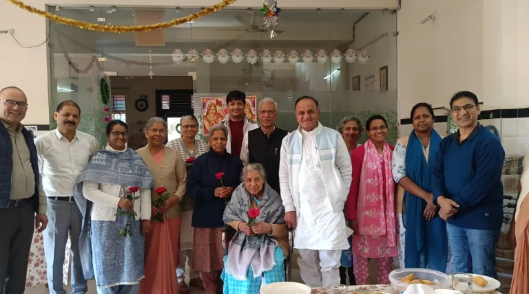 आष्टा में क्रिसमस पर्व सौहार्द और सेवा भावना के साथ मनाया गया पूर्व नपाध्यक्ष कैलाश परमार ने साथियों सहित बधाई दी।