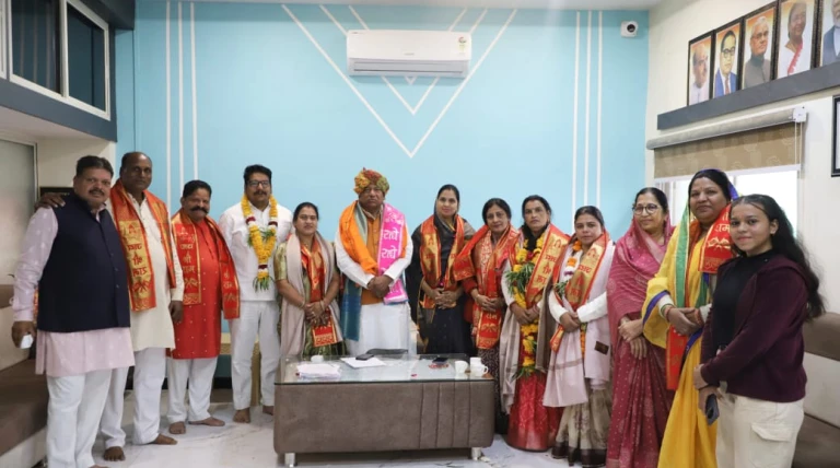 सीहोर जिला भारतीय जनता पार्टी की घोषित कार्यकारिणी में शामिल पदाधिकारीयो ने विधायक गोपाल सिंह इंजीनियर से भेंट कर किया आभार व्यक्त विधायक ने सभी पदाधिकारी का किया स्वागत