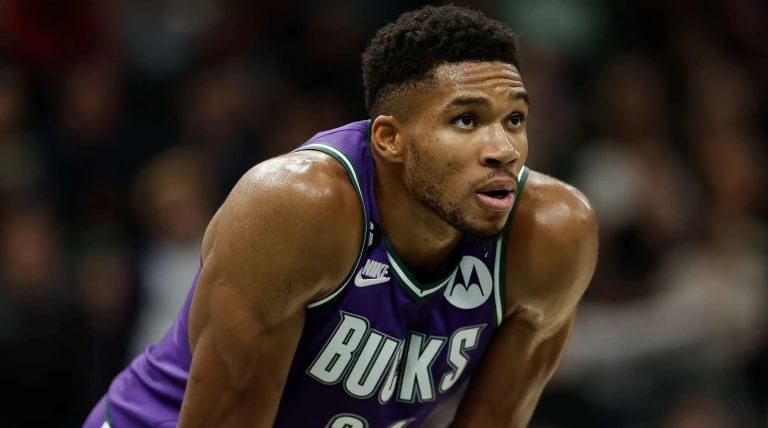 Is Giannis Antetokounmpo playing tonight vs Hornets? Latest Bucks injury update