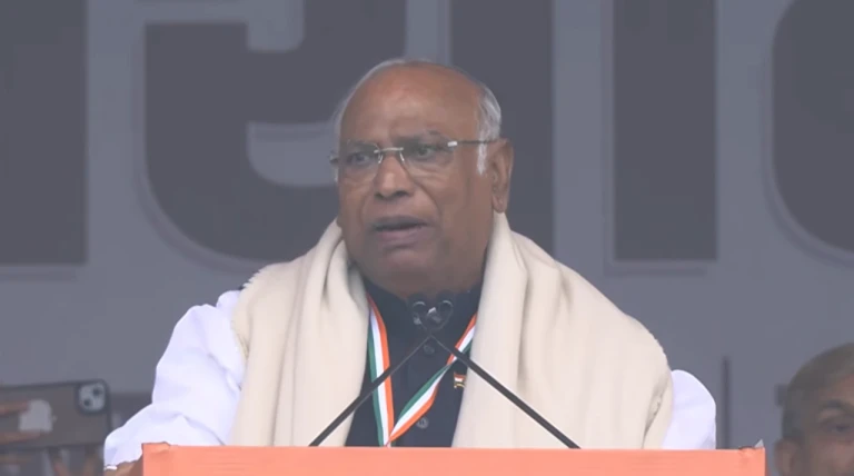 'Our fight is against RSS, BJP; against gaddars indulging in vote chori': Kharge at Congress rally 