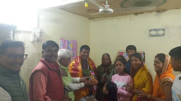 आष्टा विधायक गोपाल सिंह इंजीनियर पहुंचे सहयोगी प्रभात धाड़ीवाल के घर, माताजी का जाना स्वास्थ्य — परिवार ने मनाया जन्मदिन