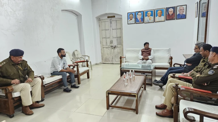 पिछले दिन हुए करणी सेवा पर पथराव को लेकर विधायक गोपाल सिंह इंजीनियर ने की समीक्षा बैठक प्रशासन से की गई कार्रवाई की मांगी जानकारी