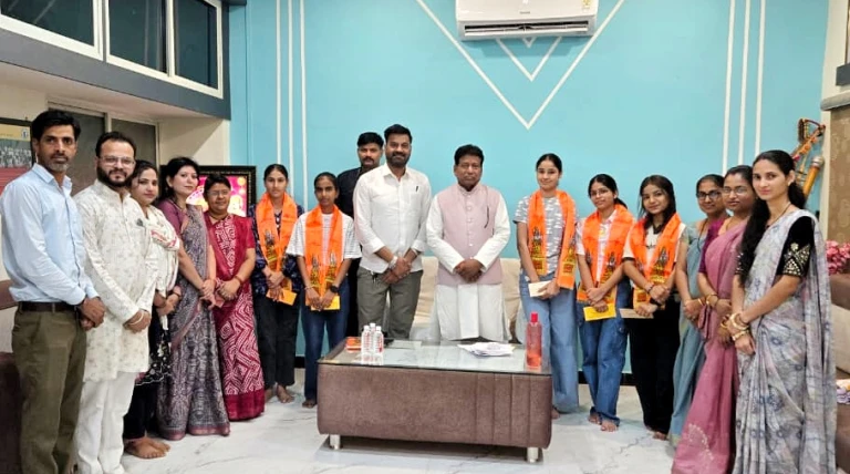 संस्कृति स्कूल के मेधावी छात्रों  को विधायक गोपाल सिंह इंजीनियर द्वारा किया सम्मानित