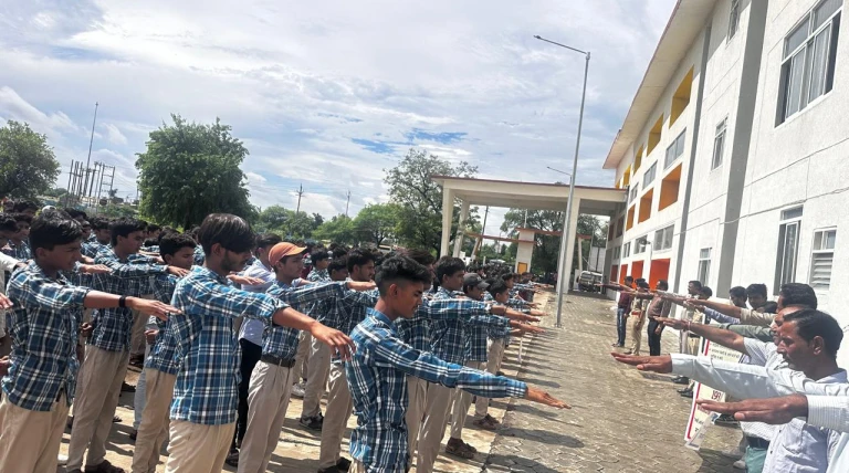 आष्टा में छात्रों को साइबर ठगी से बचने के गुर सिखाए, पुलिस ने दिलाई साइबर सुरक्षा की शपथ