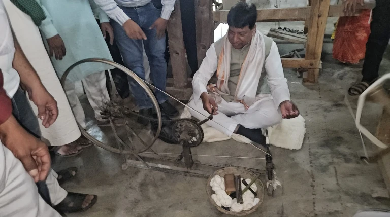 हथकरघा दिवस पर बुनकरों के बीच पहुंचे विधायक, चलाया चरखा गोपालसिंह इंजीनियर ने खरीदे स्वदेशी वस्त्र, ‘वोकल फॉर लोकल’ को बढ़ावा देने का किया आह्वान