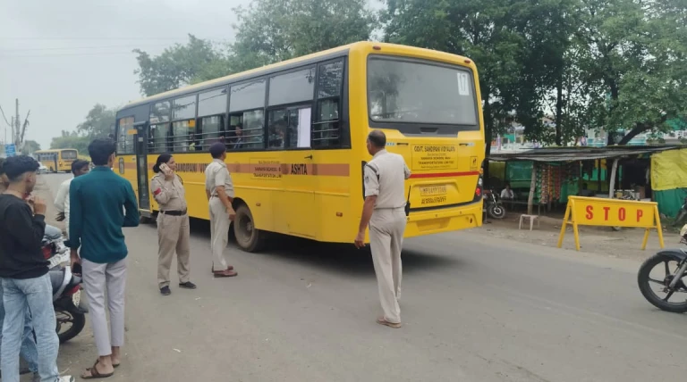 कांवड़ यात्रा के दौरान यातायात व्यवस्था संभालती नजर आई पुलिस