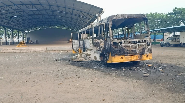 वीआईटी कालेज भोपाल कोठरी में देररात हुवा जमकर हंगामा वाहनों को किया आग के हवाले  की गई तोड़ फोड़ पुलिस व प्रशाशन ने संभाला  मोर्चा